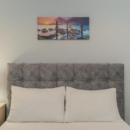 Comfy Apt Next To Metro Aten Exteriör bild